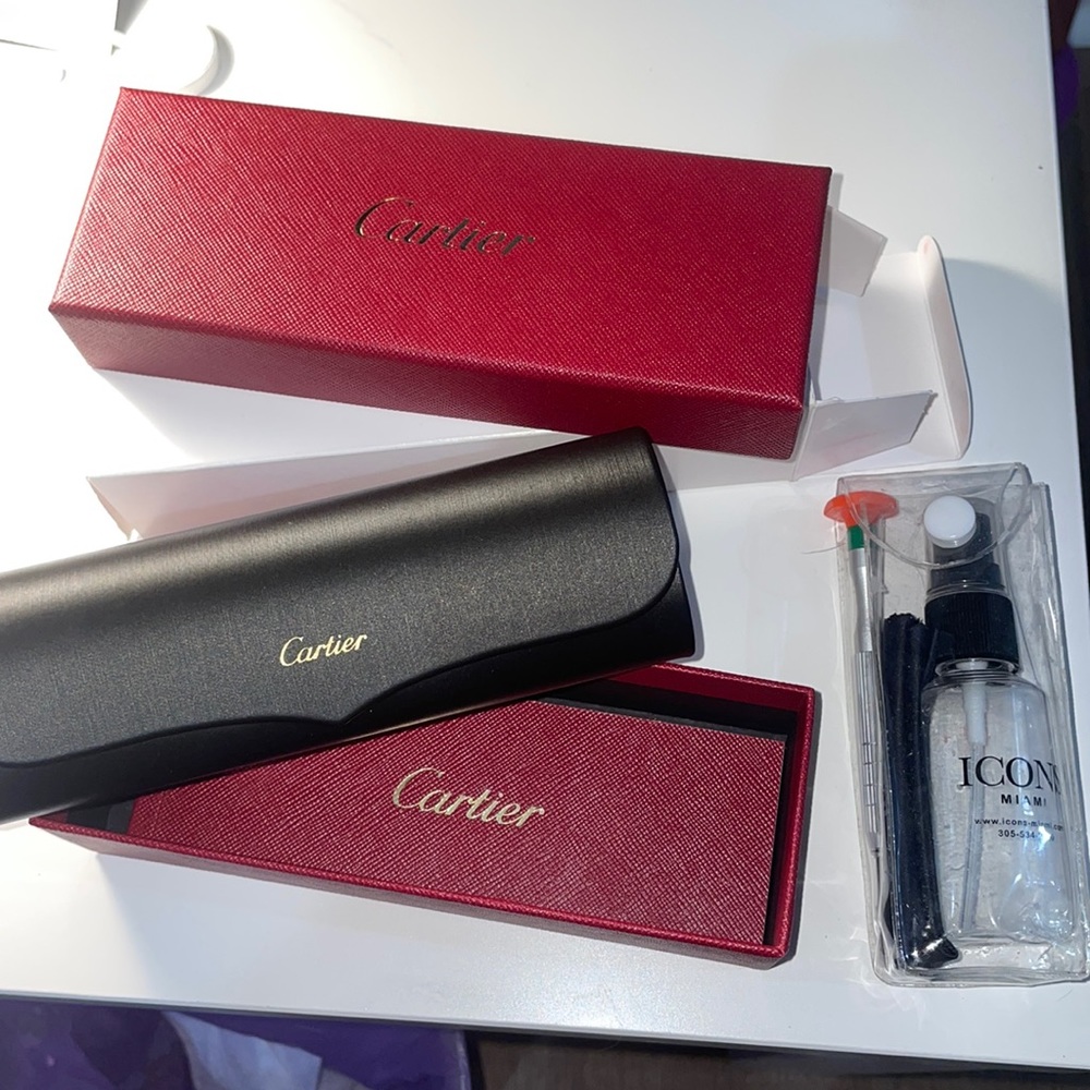 Cartier glasses. Worn twice! Verification in photos. Comes with tightening kit.